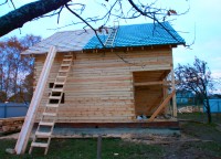 Процесс покрытия металлочерепицей крыши дома