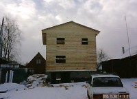 Пропил бруса под окна первого и второго этажей