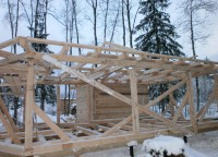 Начало установки стропильной системы на каркас