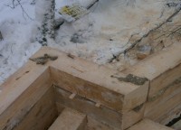 Утепленное скрепление бруса на углах дома