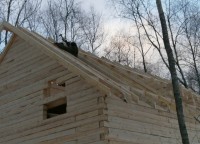 Установка стропильной системы дома