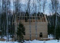 Укрепленная стропильная система дома из бруса