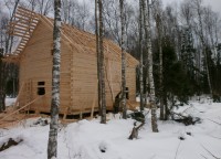 Установленная обрешетка на стропильной системе дома