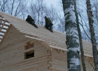 Работа над установкой обрешетки дома