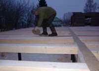 Процесс укладки утеплителя брусового дома г. Петушки