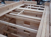 Укладка половых балок дома из бруса 10x8