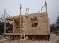 Первый этаж дома из бруса 150x150 на свайном фундаменте