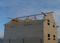 Опорные балки на крыше дома из бруса 10x8
