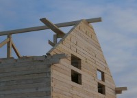 Процесс установки стропильной системы дома