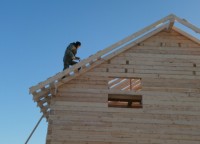 Начало установки обрешетки крыши дома 10x8