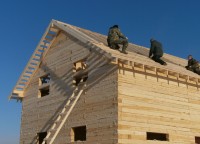 Процесс установки обрешетки на крышу дома 10x8