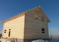 Установленная обрешетка на крыше дома