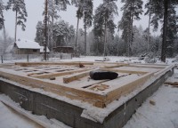 Начало укладки первого этажа брусового дома