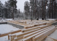 Укладка половых балок первого этажа брусового дома