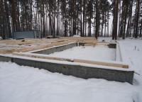 Начало укладки стен первого этажа дома из бруса 150x150