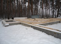 Укладка половых балок на ленточный фундамент