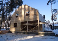 Процесс возведения второго этажа дома из бруса
