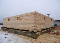 Пропил в брусе для окон в стене первого этажа
