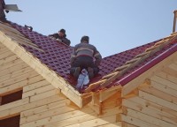 Настил металлочерепицы на крышу дома 7x9