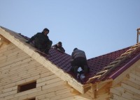 Металлочерепица на крыше дома из бруса