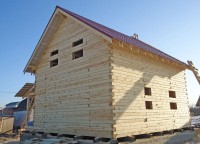 Двухэтажный брусовой дом с крышей из металлочерепицы