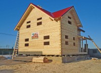 Вухэьажный брусовой дом 7x9 с крышей из металлочерепицы