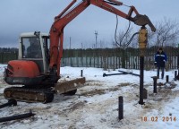 Работа тяжелой техники на месте установки фундамента