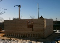 Пропил под окно первого этажа в стене брусового дома 7x7