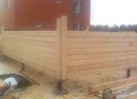 Процесс постройки стен первого этажа брусового дома 6x6