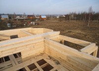 Установка половых балок на втором этаже брусового дома 11x12,5