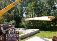 Разгрузка материала на месте строительства