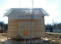 Установленная обрешетка на крыше дома 7x8