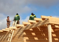 Установка потолочных балок брусового дома 6x8
