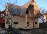 Брусовой дом с крышей укрытой руберойдом