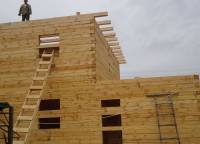 Потолочные балки второго этажа брусового дома 10x12
