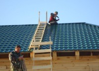 Настил металлочерепицы на крышу дома 10x12