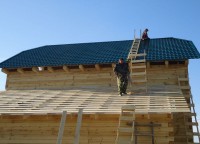 Настил металлочерепицы на крышу брусового дома 10x12
