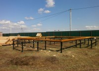 Начало возведения стен на свайно-винтовом фундаменте