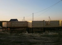 Процесс постройки первого этажа брусового дома