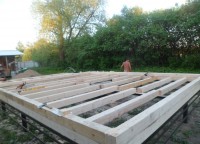 Половые балки первого этажа дома из бруса