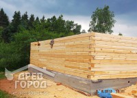 Угол первого этажа двухэтажного дома 8x9