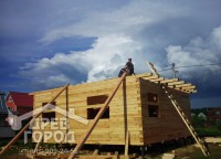 Установка потолочных балок дома 8x8