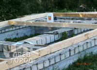 Установка половых балок на фундамент дома 8х12