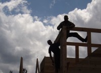 Процесс строительства второго этажа дома