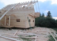Установленные стропильные балки на крыше дома