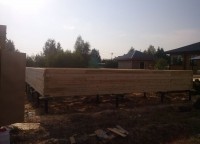 Стены дома из бруса на свайном фундаменте