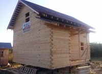 Настил металлочерепицы на крыше брусового дома