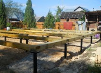 Укладка половых балок на свайный фундамент
