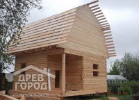 Установленная обрешетка и зашитый фронтон дома 6x6