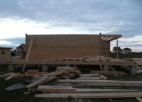 Стена первого этажа и терраса дома их бруса